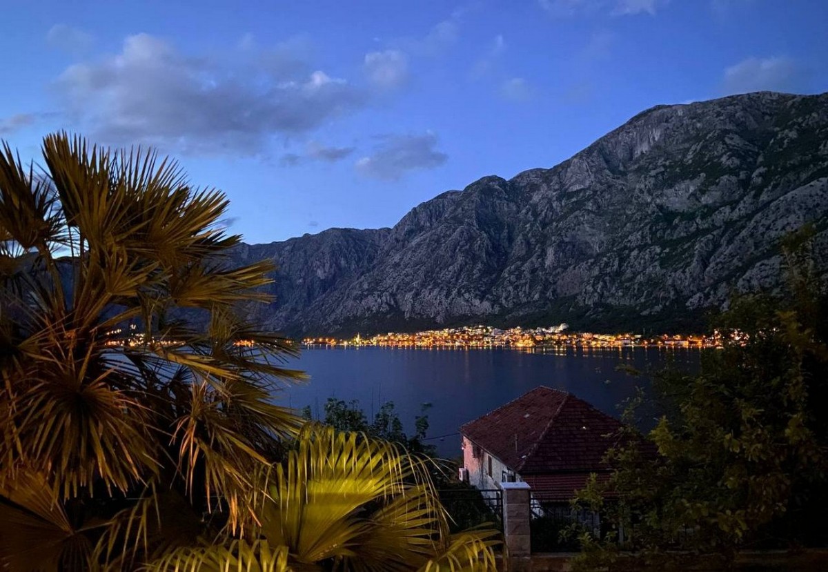 Fully Renovated House with Sea Views and a Yard, Prčanj, Kotor
